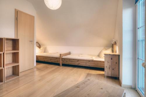 a bedroom with two beds in a room at Edda in Zingst
