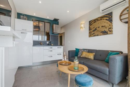 un salon avec un canapé et une table dans l'établissement Zen et Summer Zen coursive naturiste, au Cap d'Agde