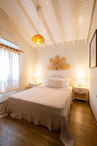 a bedroom with a large white bed and two lamps at Akdeniz Bahçesi Apart Hotel by Kimera Lounge in Cıralı