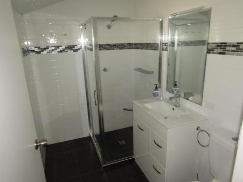 Ένα μπάνιο στο Sea Salt Apartment Main Unit