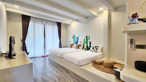 - une chambre avec un lit et une grande fenêtre dans l'établissement พัทลุงเมริเดียนโฮเทล, à Phatthalung