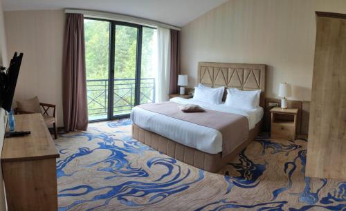  Aurora Resort Tsaghkadzor -  Room  picture :   Tea/Coffee maker    Shower    Bath                           