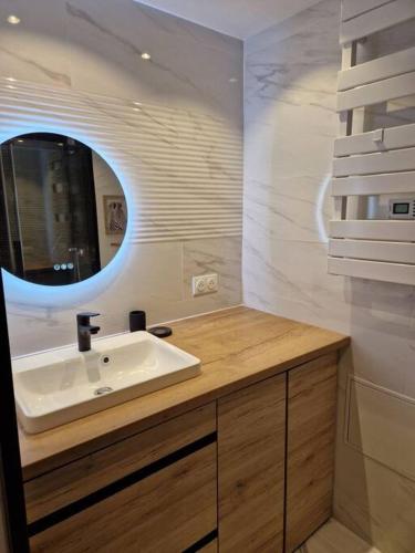 une salle de bain avec un lavabo et un miroir dans l'établissement CAP CORNICHE - Agréable Studio bord mer, à Sète