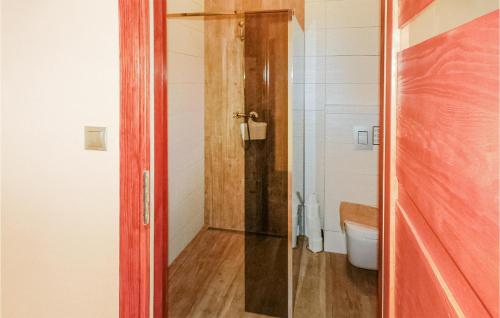 ein Bad mit einer Dusche und einem WC in der Unterkunft Pet Friendly Apartment In Glowczyce With Kitchen in Główczyce