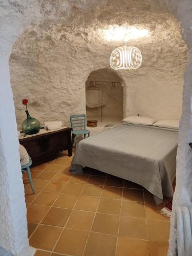 Ένα ή περισσότερα κρεβάτια σε δωμάτιο στο Cueva Rural El Sendero
