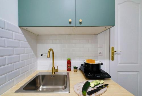 Il comprend une cuisine équipée d'un évier et d'une cuisinière. dans l'établissement Apartments WS Louvre - Saint-Roch, à Paris
