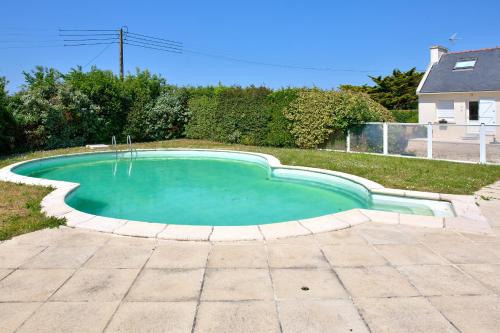 - une petite piscine dans une cour dans l'établissement Vacances en famille ou entre amis a Penmarch, à Penmarcʼh