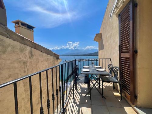 Appartement vue mer Christophe Colomb 140m2にあるバルコニーまたはテラス