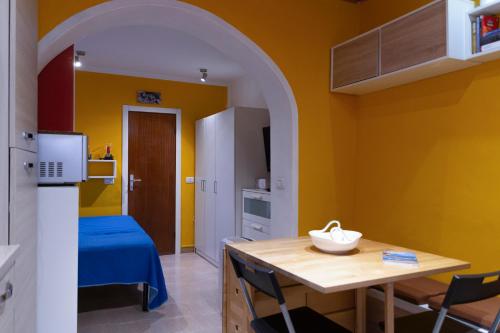 a kitchen with yellow walls and a table and chairs at Miky's Flat in Marciana