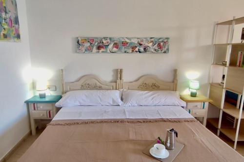 Postel nebo postele na pokoji v ubytování Something Over