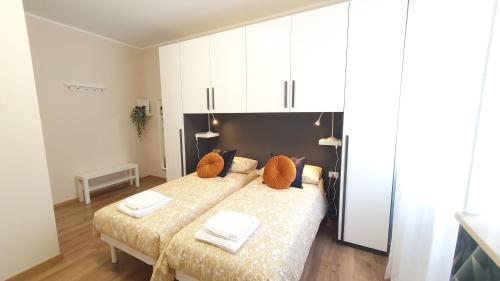 1 dormitorio con 1 cama con 2 almohadas en RomagnaBNB Cignani en Forlì