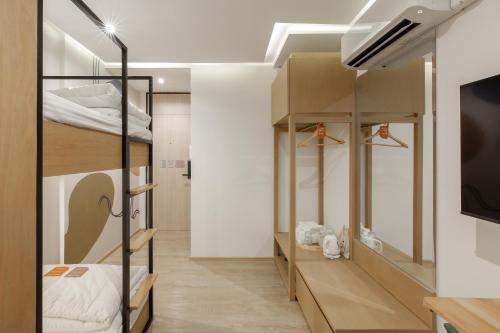 曼谷的住宿－Double B Hostel，客房设有双层床和电视。