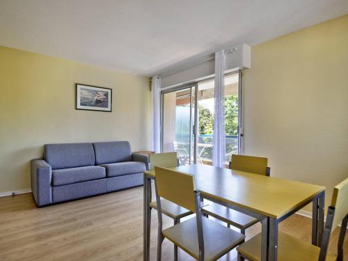 un salon avec une table et un canapé dans l'établissement Arcachon: T2 Accès Privé Plage, Balcon, Parking - FR-1-433-19, à Arcachon