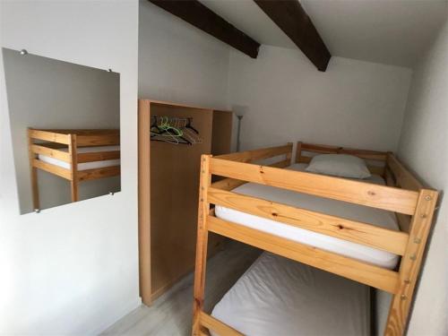 Ce lit superposé se trouve dans un dortoir doté d'un miroir. dans l'établissement Villa 4 pers climatisée, piscine, près commerces et plage, courts de tennis à proximité - FR-1-81-219, au Barcarès