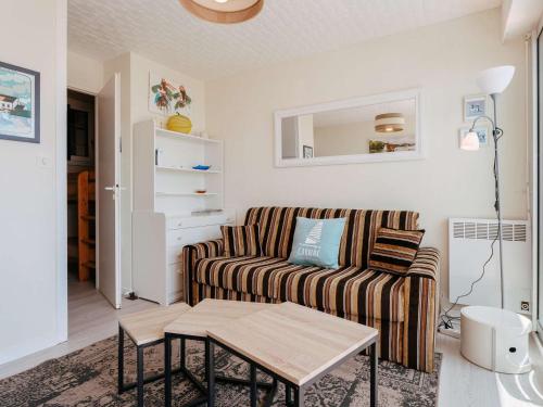 un salon avec un canapé et une table dans l'établissement Carnac - Studio cabine 4 pers. avec terrasse face à la mer - FR-1-477-89, à Carnac