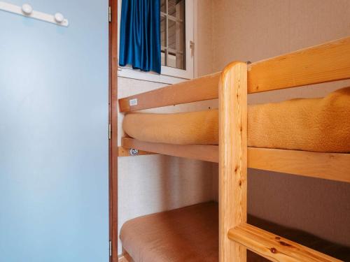 quelques lits superposés dans une chambre dans l'établissement Carnac - Studio cabine 4 pers. avec terrasse face à la mer - FR-1-477-89, à Carnac