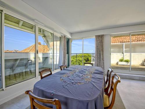 d'une salle à manger avec une table et quelques fenêtres. dans l'établissement Appartement 4 chambres avec terrasse et parking à Arcachon, accès direct aux plages - FR-1-433-28, à Arcachon