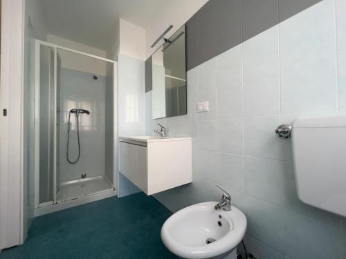 a bathroom with a sink and a toilet and a shower at Appartamenti Diplomatic-Residence Fronte mare-Piazza Torino-Lido di Jesolo in Lido di Jesolo