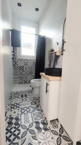 łazienka z toaletą, umywalką i podłogą w obiekcie Via Verdi 14 w Cagliari