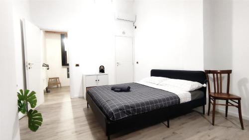 - une chambre avec un lit et une chaise dans l'établissement Via Verdi 14, à Cagliari