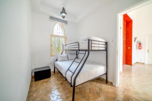 Una cama o camas en una habitación de Villa Des Arts - Marrakech - 10p - Vue Atlas