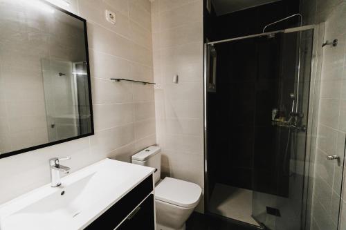 uma casa de banho com um WC, um lavatório e um chuveiro em Trevol 2 linea del mar em Platja d'Aro