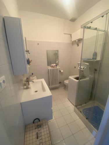 bagno con lavandino, doccia e servizi igienici di Casa Matilde & Aurora con giardino e posto auto privato a Sirolo