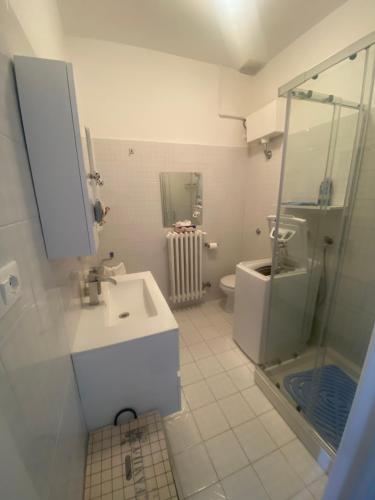 a bathroom with a sink and a shower and a toilet at Casa Matilde & Aurora con giardino e posto auto privato in Sirolo