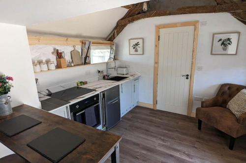 een keuken met een wastafel en een fornuis top oven bij Romantic Hideaway in Trawsfynydd