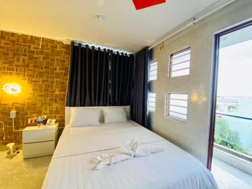 Un dormitorio con una cama con dos toallas encima. en Jewel Hotel, en Ho Chi Minh