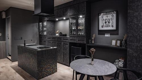 静岡市にあるビル泊 -Birupaku Decentralized Hotel-のキッチン(テーブル、カウンター、テーブル、椅子付)