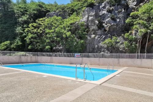 - une piscine en face d'une montagne dans l'établissement Maison entière, Terrasse, piscine, Proche plage, à Narbonne-Plage