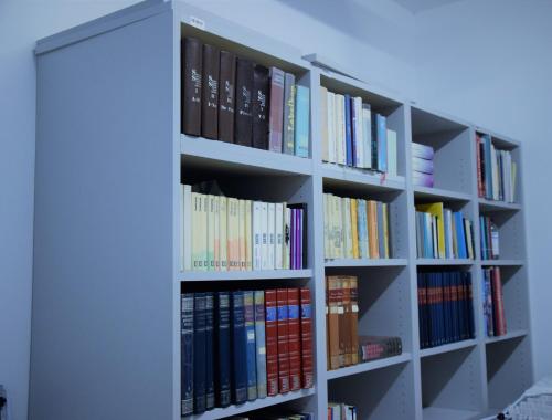 a book shelf filled with lots of books at Dijaški dom Portorož, hostel in Portorož