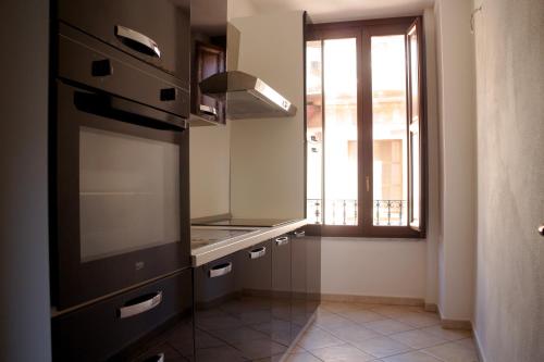 cocina con fregadero y ventana en Sardinian Gallery Corso en Bosa