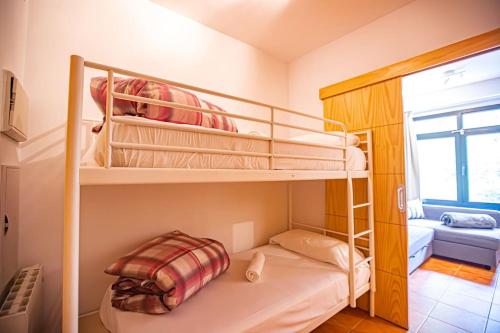 Ce dortoir comprend 2 lits superposés et une fenêtre. dans l'établissement Holidays, Estudio Jara, Gorbea 4 pax, à Sierra Nevada