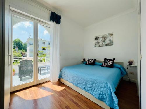 メータにあるYourHome - Villa Sorrentoのベッドルーム1室(ベッド1台、大きな窓付)