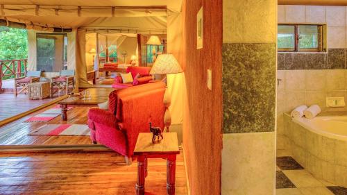a living room with a couch and a tub at Mara Leisure Camp in Talek