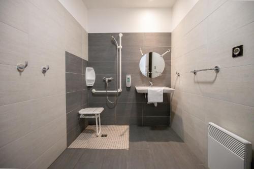y baño con lavabo y espejo. en VVF Pays Basque Saint-Étienne-de-Baïgorry en Saint-Étienne-de-Baïgorry