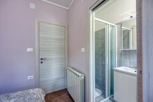 baño con ducha a ras de suelo junto a un espejo en Villa Alba with Private Pool, en Lupoglav