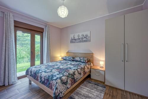 um quarto com uma cama e uma janela em Villa Alba with Private Pool em Lupoglav