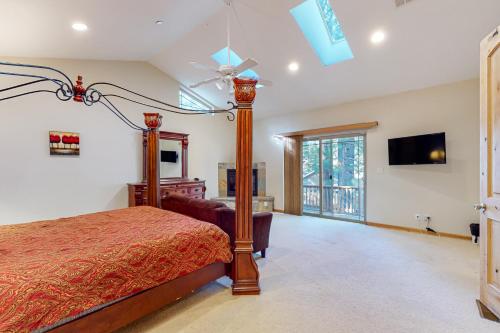 1 dormitorio con 1 cama y ventilador de techo en Heavenly Lake Hideaway, en South Lake Tahoe