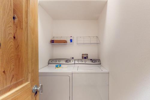 a washer and dryer in a small room at Heavenly Lake Hideaway in South Lake Tahoe