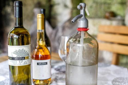 dos botellas de vino sentadas en una mesa en Myrtus Pince és Vendégház, en Tarcal