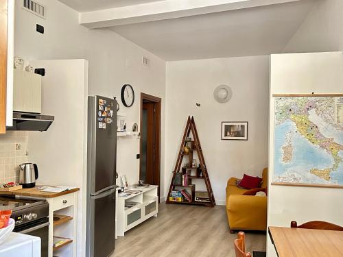 uma cozinha e sala de estar com um frigorífico em La Piazzetta em Serra San Quirico