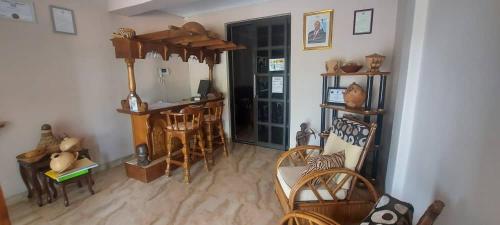 una sala de estar con sillas y mesas y un comedor. en Mmathaba Guest House en Mmadinare