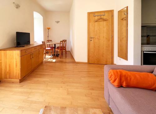 een woonkamer met een bank en een tafel bij Ferienwohnung Sterngasse in Melk