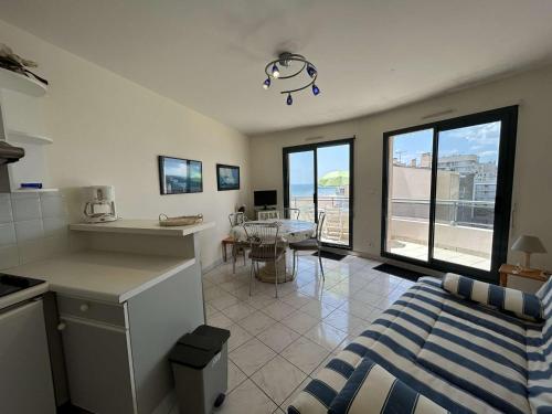 d'une cuisine et d'un salon avec vue sur la ville. dans l'établissement Appartement 2 pièces avec balcon, vue mer latérale - FR-1-224C-301, à Saint-Jean-de-Monts