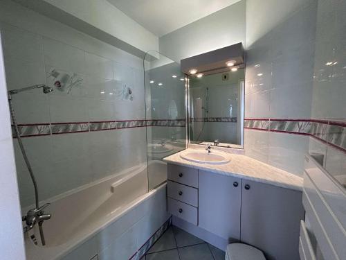 une salle de bain blanche avec un lavabo et une douche dans l'établissement Appartement 2 pièces avec balcon, vue mer latérale - FR-1-224C-301, à Saint-Jean-de-Monts