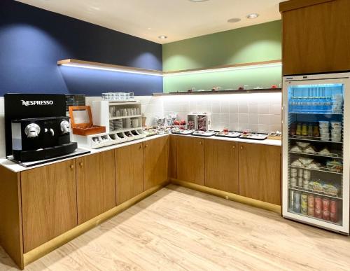 A kitchen or kitchenette at HelloSky Air Rooms Madrid