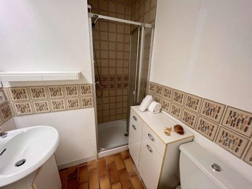 une salle de bain avec un lavabo, des toilettes et une douche dans l'établissement Studio calme avec piscine, parking privé, et accès proche à la mer - 4 couchages - FR-1-226A-125, à Fréjus